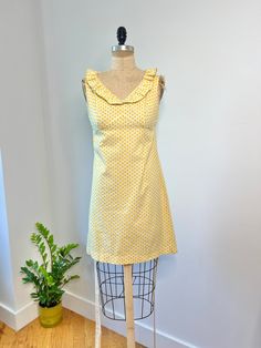 Vintage 1960s yellow & white polka dot shift dress with v neck & is sleeveless. This dress features a back zipper closure & ruffled neckline. In excellent vintage condition B: 36" W: 32" L: 34" Fall Shift Dress, Yellow 60s Dress, 60s Fashion Women, Dress With V Neck, 1960s Dresses, Ruffled Neckline, 60s Mod, 60s Dress, Vintage Mode