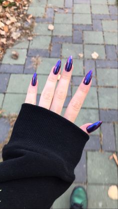 Purple Chrome Coffin Acrylic Nails, Saturno Inspired Nails, Dark Purple Nails Chrome, Nail Design With Chrome, Dark Iridescent Nails, Goth Chrome Nails, Purple Chrome Acrylic Nails, Black Iridescent Nails, Halloween Chrome Nails