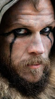 Flóki (From Vikings) Floki Vikings Makeup, Viking Eye Makeup Men, Viking Eyeliner, Viking Eye Makeup, Viking Makeup Men, Bout Makeup, Vikings Floki, Viking Face Paint, Warrior Makeup