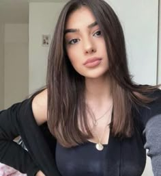 Haircut Ideas Medium Length Straight, Oval Layered Haircut Medium, Oval Haircut Medium, Lob Haircut Straight, Straight Lob, Medium Brunette Hair, Hairstyles For Layered Hair, Hair Stylies