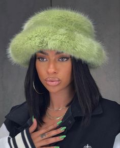 Winter Hat Black Women, Hats Black Women, Vetements Shoes, Hat Aesthetic, Estilo Hip Hop, Fur Hat, Outfits With Hats, Teen Fashion Outfits, Beautiful Black Women