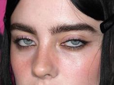 Billie Eilish Eye Makeup, Billie Eilish Eyebrows, Grunge Eyebrows, Billie Eilish Makeup Look, Billie Eilish Eyeliner, Hot Eyeliner, Audrey Makeup, Sleepy Eyes Makeup