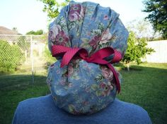 the back of a woman's hat with pink flowers on it