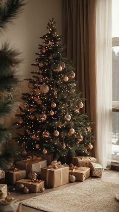 Elevate your holiday décor with minimal, elegant touches that turn an ordinary tree into a festive masterpiece. Find out the secret to achieving a chic Christmas tree look effortlessly. Christmas Tree Styles, Minimal Christmas Decor, Minimal Christmas Tree, Chic Christmas Tree, Minimalist Christmas Decor, Holidays Ideas, Classic Christmas Tree, Modern Christmas Tree, Minimal Christmas