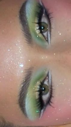 Eye Makeup Inspo Eyeshadows, Types Of Eyeshadow Styles, Green Eye Looks Eyeshadows, Halloween Pretty Makeup, Blue Green Eyes Makeup, Cyan Makeup, Duochrome Eyeshadow Looks, Bright Colorful Eye Makeup, Earthy Makeup Looks