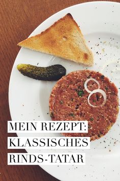 Mittlerweile ein Weihnachtsklassiker bei uns: Rinds-Tatar mit Toast und Salat. Mann weiss genau, dass sich eine Tradition etabliert hat, wenn schon im Vorfeld von verschiedenen Seiten abgeklärt wird, ob es auch dieses Jahr ganz sicher wieder dieses Weihnachtsessen gibt... Deshalb halte ich das Rezept hier fest. Beef Tartare, Fabulous Foods, Main Meals, Teeth Whitening, Savoury Food, Gourmet Recipes, Toast, Food And Drink