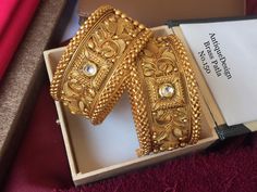 Kangan Gold Bangle Set, Unique Gold Jewelry Designs, Gold Jewels Design, Indian Bridal Jewelry Sets, Modern Gold Jewelry, Bridal Jewellery Design, Antique Jewellery Designs, Fancy Jewellery Designs, Gold Bridal Jewellery Sets