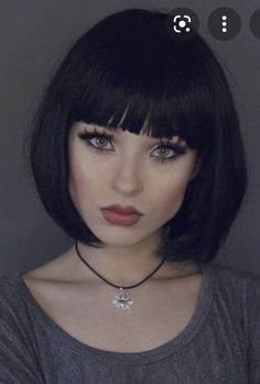 Carre Haircut, Short Haircuts With Bangs, Chic Short Haircuts, Short Sassy Haircuts, Medium Bob, Medium Bob Hairstyles, Bob Haircut With Bangs, Haircut Styles, Wavy Hairstyles