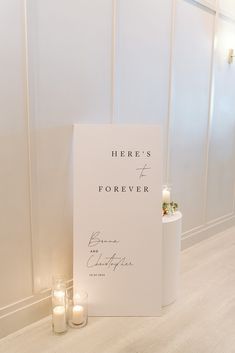 White Here's to forever welcome sign black script Day Of Signage Wedding, Wedding Signage Fonts, Modern Elegant Wedding Signage, Sinages Design For Wedding, Minimalistic Modern Wedding, Welcome Sign To Wedding, Minimal Wedding Sign, Entrance To Wedding Reception, Fun Welcome Wedding Signs