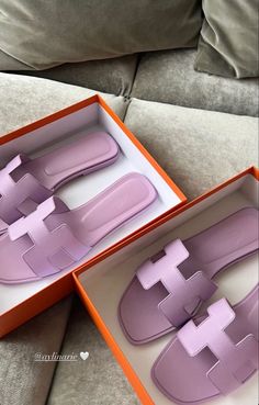 Cutie Recipes, Luxury Shoes Heels, Lux Purse, Ladys Shoes, Givenchy Boots, Dress And Sneakers Outfit, Hermes Fashion