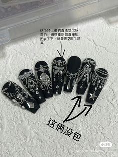 Black And White Nail Aesthetic, Nail Chain Design, Black Chain Nails, Nail Package Design, Chains On Nails, Nail Art Crystals, Black Chinese Nails, Fancy Nails Black, Silver Charm Nails