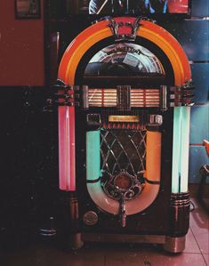 an old fashioned jukebox machine sitting on the floor