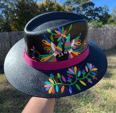 Hand painted  hat, Otomi art, where the flora and fauna of the region are captured.  Tenangos hat 🌸🦚  Due to the elastic band that the hat has on the crown, it is comfortable and fits well on many head sizes. Size Médium: 22-23 inches  ** Final sale  Made in Mexico 🇲🇽  Thank you for support my small shop💕  With your purchase you are also helping Mexican artisans to grow their economy. Se habla español 🤗 Black Wide Brim Hat For Cinco De Mayo, Artistic Hat With Curved Brim As Gift, Artistic Curved Brim Hat As A Gift, Artistic Curved Brim Hat As Gift, Otomi Art, Hat Art, Mexican Hat, Painted Hats, Flora And Fauna