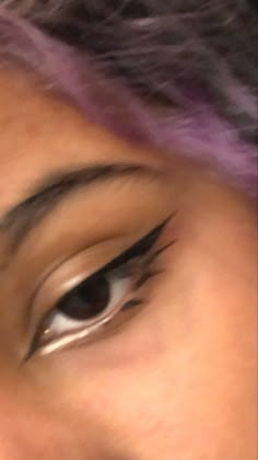 Eyeliner In Corner Of Eye, Down Eyeliner Wing, Baddy Eyeliner, Eyeliner Only Makeup, Eyeliner With Inner Corner, Inner Wing Eyeliner, Eyeliner Inspo Alt, Inner Eye Eyeliner