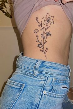 Flower side/rib tattoo inspo Female Simple Tattoos, Simple Tattoos No Shading, Girly Flower Tattoos, Flower Side Rib Tattoo, Rib Tats For Women, One Of Two Tattoo, Flower Rib Tattoos For Women, Side Piece Tattoos For Women, Flower Tattoos Minimalist