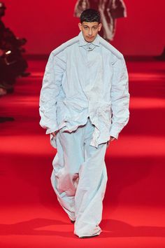 Vetements Fall 2024 Ready-to-Wear https://www.vogue.com/fashion-shows/fall-2024-ready-to-wear/vetements/slideshow/collection#12 Oversize Fashion, Frank Ocean, Fashion Poses, Fall Winter Fashion