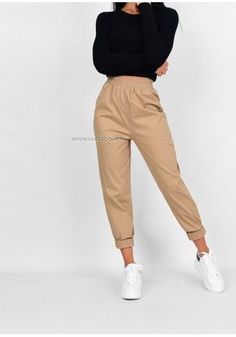 Beige Pants Outfit Casual, Jogger Beige, Beige Pants Outfit, Tennis Skirt Outfit, Pants Outfit Casual, Beige Outfit, Joggers Outfit, Beige Pants, Causual Outfits