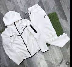 Lacoste Outfit Women, White Nike Tech, Nike Tech Tracksuit, Nike Tech Jacket, Nike Tracksuits, Womens Tracksuit, Sweater Outfits Men, Jacket Patchwork, Men Sport Pants