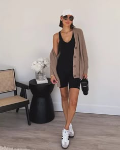 No big deal, but our Mongolian Cashmere Oversized Boyfriend Cardigan Sweater can even elevate your workout clothes. It's our pick for going to and fro the studio when the temps are starting to dip. Always fairly priced at $139.90. Athleisure Outfit Ideas, Style A Cardigan, How To Style A Cardigan, Cardigan Styling, Cardigan Ideas, Karina Style, Athleisure Outfit, Samba Outfit, Sneakers Street