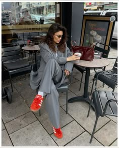 Colorful Shoes Outfit, Red Adidas Outfit, Red Sneakers Outfit, Looks Adidas, Sneaker Outfits Women