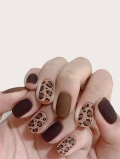 Es un kit que trae 24 uñas decoradas y pintadas, le trae una lima, una pega, un palito de naranja y un buffer para que pueda colocarse las uñas. Duran un mes si se colocan adecuadamente. Puede cortarlas y limarlas a su gusto. Leopard Print Nail, Leopard Nail Designs, Cheetah Nail Designs, Cheetah Nails, Leopard Print Nails, Nail Tape, Nagel Tips, Polka Dot Nails, Leopard Nails