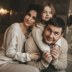 Family Shoot Ideas Indoor, Christmas Family Photo Ideas Indoor, Fall Family Photos Indoor, Christmas Card Photo Ideas Family Of 3, Family Of 3 Photo Ideas Indoors, Family Photo Poses At Home, Family Portrait On Couch, Family Photo Shoot In Studio, Family Photos In Front Of Fireplace