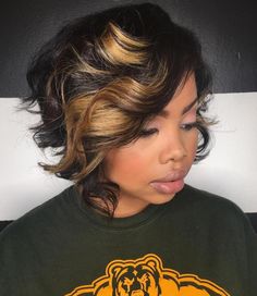 Black Curly Bob With Chunky Highlights Black Bob Hairstyles, Penteado Cabelo Curto, Curly Bob Hairstyles, Cool Hair Color, Short Bob Hairstyles, Looks Style, Blonde Highlights, Bobs Haircuts