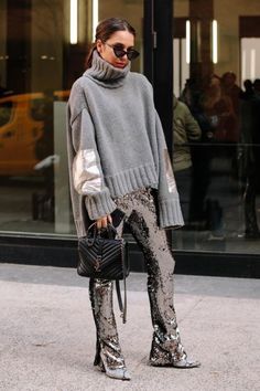 Scopri i dettagli che fanno la differenza del miglior Street Style, persone uniche con un sacco di stile Street Style New York, Silver Pants, New York Fashion Week Street Style, Sequin Pants, Grey Outfit, Street Style Trends, Winter Trends