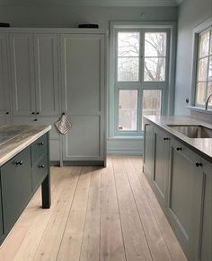 the kitchen is clean and ready for us to use it's new counter tops