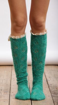 So comfy! Socks With Ruffles, Socks Booties, Socks Outfit, Winter Tights, Boho Styl, Booties Outfit, Diy Winter, Sock Knitting