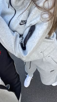 Tek Fleece Nike, Nike Tech Fleece Aesthetic, Nike Tech Aesthetic, Nike Tech Couple Goals, Nike Fits, Tech Girl, Hijabi Fits, Cute Nike Outfits, Best Friend Poses