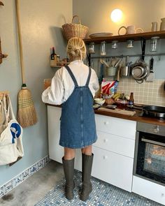 British Fashion Aesthetic, Scottish Summer Outfits, Vermont Aesthetic Outfit, Sezane Aesthetic, Jeans Overall Outfit, Jean Overalls Outfit, Salopette Outfit, Rainboots Outfit, Rain Boot Outfit