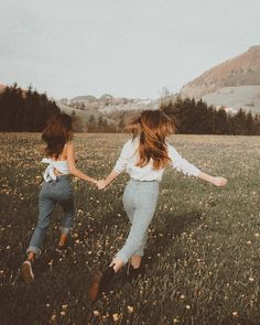 Running Through A Field, Era Victoria, Girls Holding Hands, Fotografi Vintage