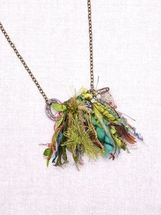 a bunch of feathers that are on a chain