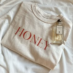 HONEY Vintage Aesthetic Tee Feminine T-shirt Parisian - Etsy Vintage White T-shirt As Gift, Style Chic Parisien, Style Parisienne, Parisienne Chic, Parisian Chic Style, Aesthetic T Shirts, Luxury Rentals, Merch Ideas, Bella Canvas Tees