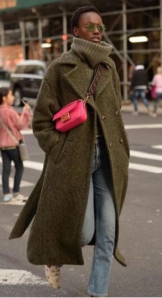 Pink Handbag, Looks Street Style, Slouchy Beanie, Mode Inspo, Casual Winter Outfits, 가을 패션, Looks Style, Mode Inspiration, Winter Fashion Outfits