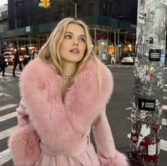 Outdoor Decoration Ideas, Outdoor Christmas Decoration Ideas, Pink Fur Coat, Christmas Decoration Ideas, Winter Fashion Outfits Casual, Cold Outfits, Pink Fur, Mode Inspo, Fur Fashion