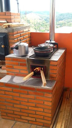 an outdoor pizza oven built into the side of a building with a pan on top