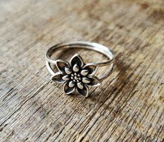 Included is (1) sterling silver Flower ring. Classic cool! Choose your size from the drop down menu.  Your ring will be placed in a little box - ready for gift giving. All items are packaged with care and shipped within 2-5 business days. Cool Rings Aesthetic, Rings Aesthetic Silver, Flower Ring Design, Unique Sterling Silver Jewelry, Hippie Accessories, Hippie Rings, Silver Flower Ring, Bohemian Accessories, Funky Jewelry