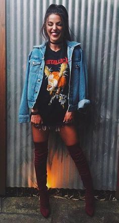 denim jacket + metallica tee + OTK suede boots Rock N Roll Outfit, Cute Concert Outfits, Party Outfit College, Look Grunge, Concert Outfit Ideas, Fest Outfits, Look Rock, Rock Outfit, Rocker Chic