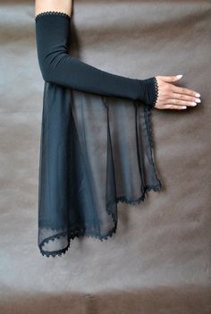 Vampire Costume Victorian, Gothic Vampire Costume, Vampire Halloween Costume, Gothic Vampire, Vampire Costume, Elegant Gothic, Sleeves Designs For Dresses, Fingerless Mittens, Long Gloves