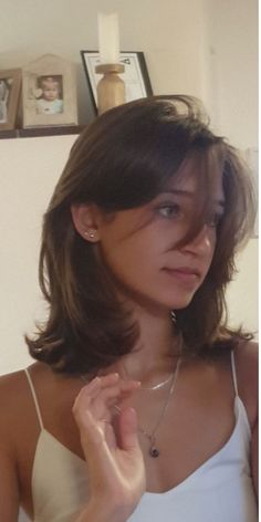 Short Brunette Hair With Layers And Curtain Bangs, Straight Hair Mid Length Haircut, Hair Inspo Shoulder Length Layers, Short Preppy Hair, Shoulder Length Hair Layers Curtain Bangs, Asthetic Haircut Girl, Short Hair On Heart Shaped Face, Shoulder Length Brown Hair With Curtain Bangs, Short Straight Haircuts For Round Faces