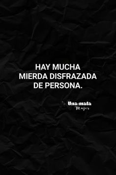 a black crumpled paper background with the words hay mucha merida disfrazada de persona