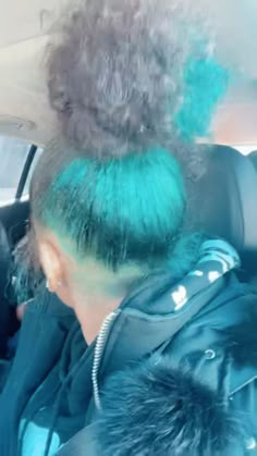 Emerald Green Skunk Stripe Hair, Hair Dye In The Back Of Hair, Short Dyed Hairstyles For Black Women, Stuck Strip Hair, Sunk Stripes Hair Purple, Colors To Dye Your Hair Natural, Dyed African Hair Natural, Turquoise Skunk Stripe Hair, Hair Color Idea Black Women