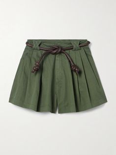 From the relaxed silhouette to the meticulous details, Sea's 'Samaka' shorts are perfect for any summer adventure. They're made from garment-dyed cotton for a soft handle and have sharp pleats to enhance the wide legs. Use the leather belt to cinch your waist. Structured Shorts, Leather Shorts Women, Simplicity Fashion, Summer Style Guide, Preppy Fashion, Flat Dress Shoes, Dress Flats, Exclusive Dress, Wide Legs