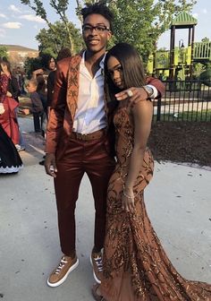 Copper Prom Dress Couple, Brown Prom Couple, Brown Hoco Dress Couple, Brown Prom Dress Black Couple, Brown Prom Dress Couple, Brown Hoco Dress, Bronze Prom Dress, Prom Outfits For Couples, Brown Homecoming Dresses