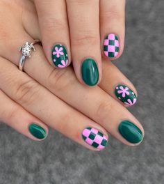 A playful nail design featuring pink & green checkerboard and floral patterns for a youthful and vibrant look. Get the look: NO. 038 DEEP EMERALD, NO. 015 LOVESICK JULIET. Inspiration: @peachinails on Instagram Tato Henna, Retro Nails, Minimal Nails, Her Nails, Cute Gel Nails, Minimalist Nails, Funky Nails, Dope Nails, Short Acrylic Nails