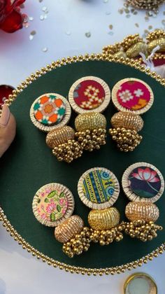 a table topped with lots of different types of brooches on top of it