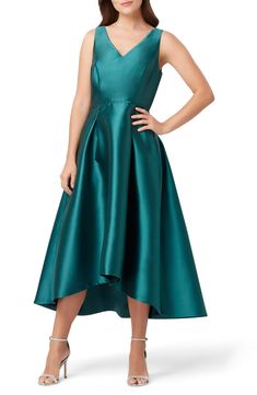 Emerald green tea length dress with v neck. Perfect holiday dress, wedding guest dress, or  mother of the bride dress #affiliatelink #greendress #silkdress #tealengthdresses Green Tea Party, Cocktail Dresses Online, Tea Party Dress, Different Dresses, Tea Length Dresses, Groom Dress, Lace Gown, Mother Of The Bride Dresses, Nordstrom Dresses