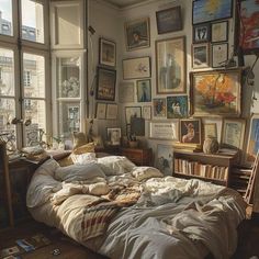 Painter Bedroom, Artsy Aesthetic Bedroom, French Aesthetic Bedroom, Comfy Home Aesthetic, Low Light Bedroom, Dorm Room Ideas Black, Artists Bedroom, German Bedroom, Room Ideas Black